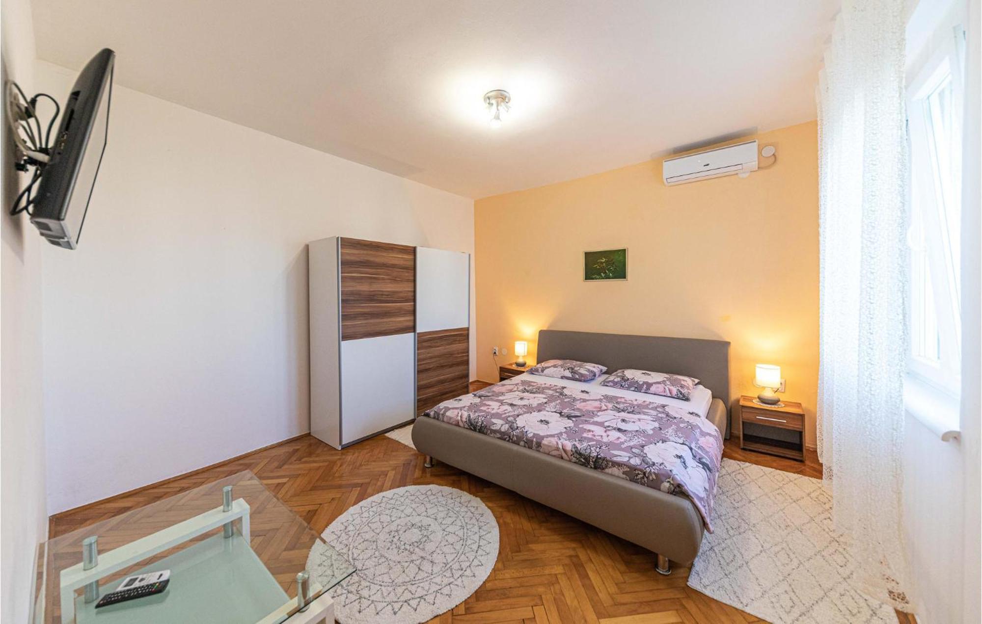 Lovely Apartment In Kastel Kambelovac With Wifi Kaštela Exterior foto