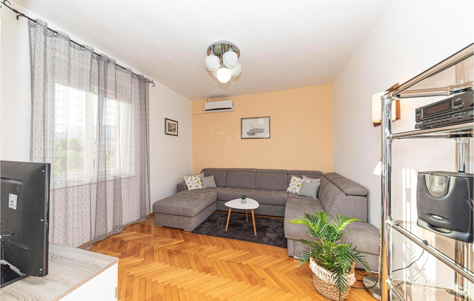 Lovely Apartment In Kastel Kambelovac With Wifi Kaštela Exterior foto