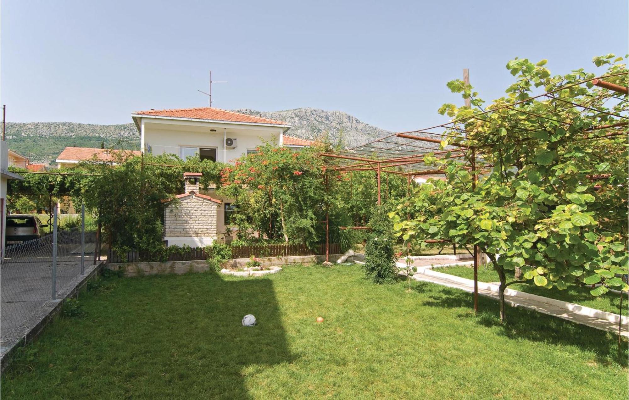 Lovely Apartment In Kastel Kambelovac With Wifi Kaštela Exterior foto